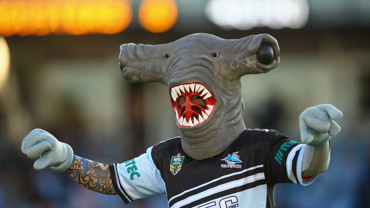 Es geht immer noch schlimmer: Das Rugby-Team der Cronulla-Sutherland Sharks wird von diesem Monstrum unterstützt. Als ob der Kopf noch nicht genug ist, hat man ihm auch noch ein paar attraktive Tattoos verpasst