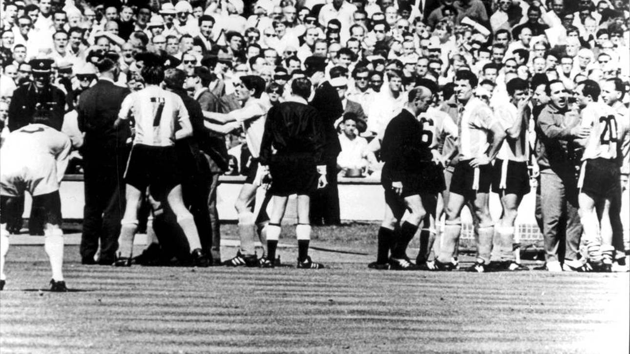 Ein Disput zwischen Antonio Rattin und Schiri Rudolf Kreitlein sorgte bei der WM 1966 für helle Aufregung