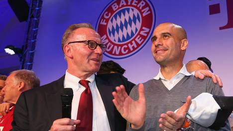 Karl-Heinz Rummenigge feiert mit Pep Guardiola den Gewinn des DFB-Pokals