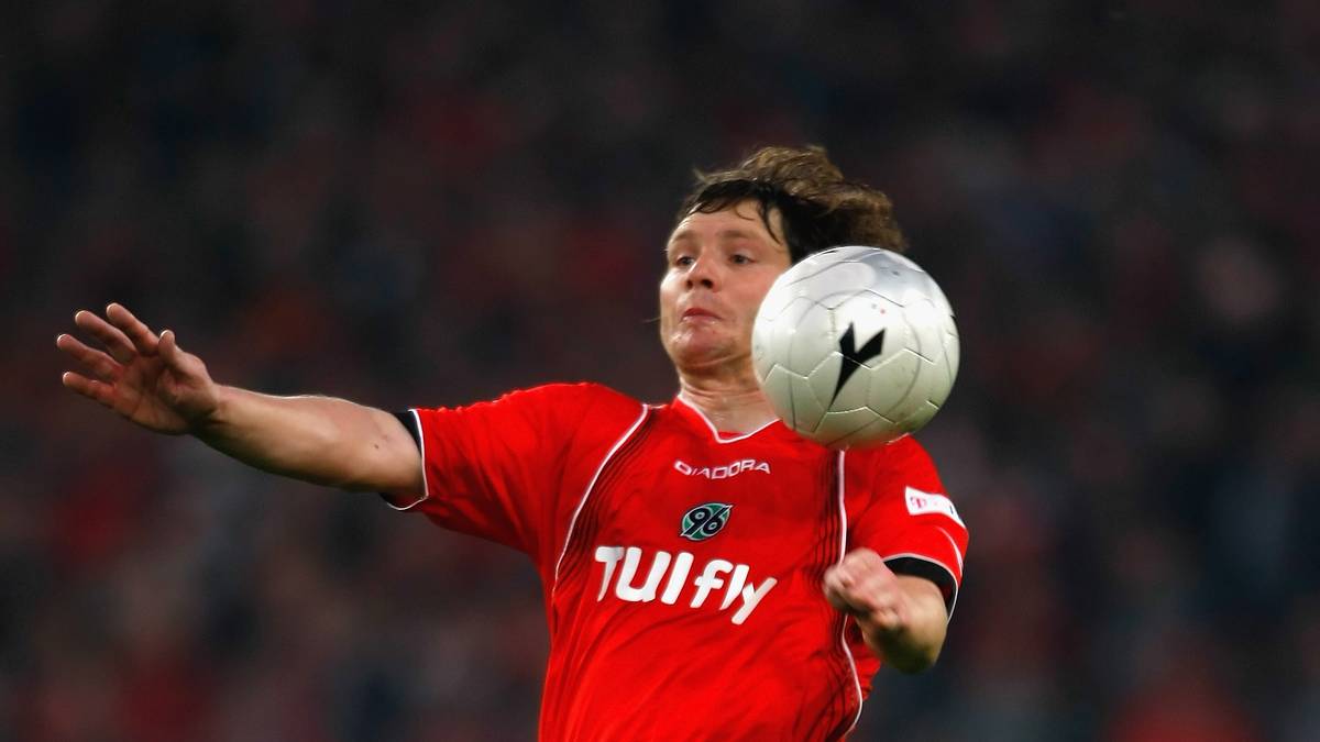 PLATZ 10: Michael Tarnat (Hannover 96) - 37 Jahre, 11 Monate, 24 Tage - Das letzte seiner 24 Ligatore erzielte der Linksverteidiger am 21. Oktober 2007. Beim 2:2 köpfte er in der 34. Minute gegen den VfL Wolfsburg zum Endstand ein