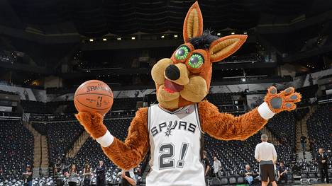 Maskottchen Coyote sorgt bei den Heimspielen der San Antonio Spurs für gute Stimmung