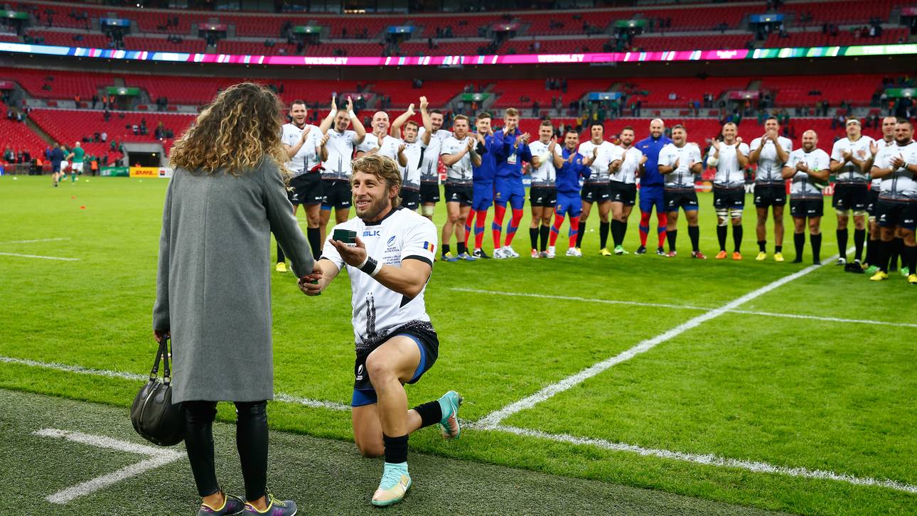 Gänsehaut-Antrag: Rugby-Spieler sagt Ja