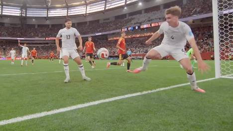 Leandro Trossard bekommt im letzten Gruppenspiel der Belgier in der 11. Minute eine Riesenchance, um die Roten Teufel gegen Neuseeland in Führung zu bringen. Doch am Ende findet der Ball das Tor nicht.
