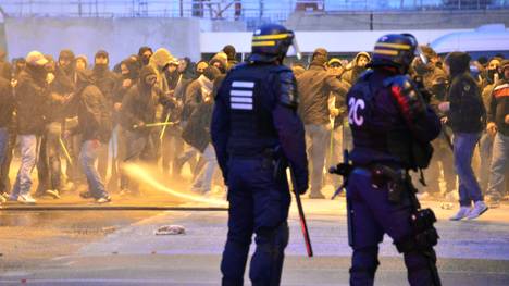 Polizisten in Neapel stehen gewaltbereiten Fans gegenüber