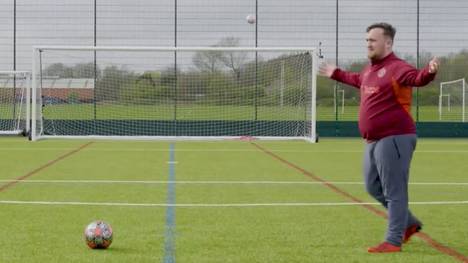 Luke Littler ist ein Meister der Maßarbeit. Mit 17 Jahren gehört er zu den Superstars beim Darts. Nun überzeugt der Engländer auch bei einer Fußball-Challenge auf dem Youtube-Kanal "The Life of Pie"