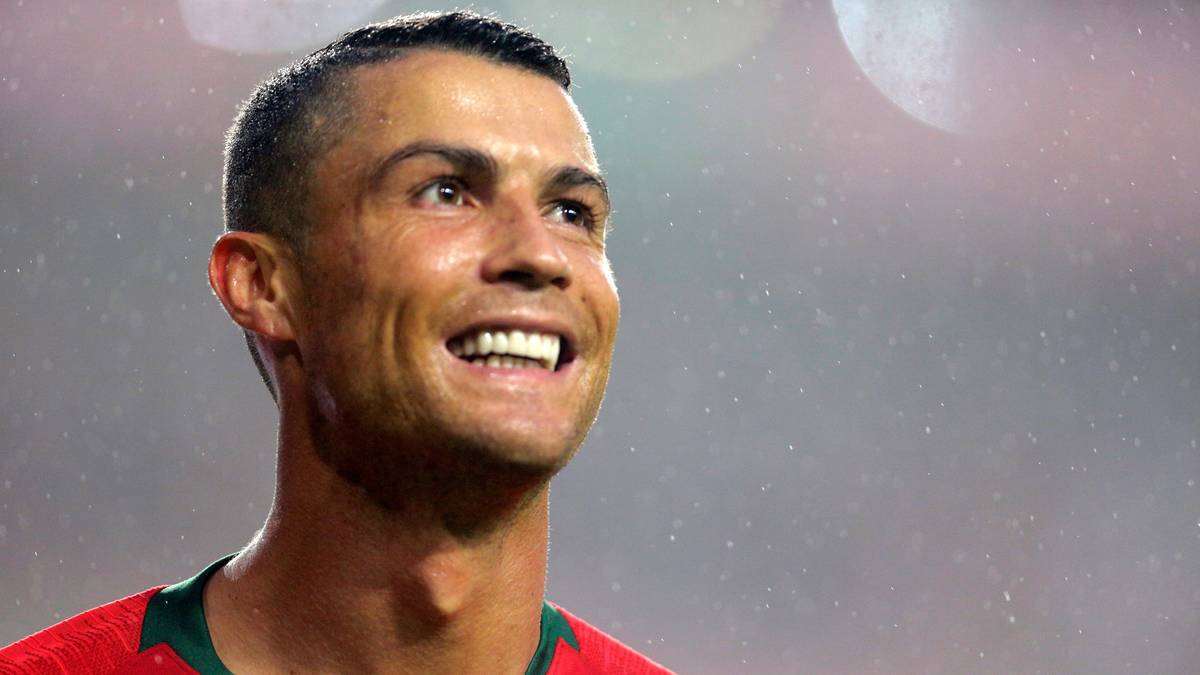 PORTUGAL - SPANIEN: 2016 wurde Cristiano Ronaldo sensationell mit Portugal Europameister. Jetzt will der Weltfußballer das Kunststück bei der WM wiederholen: "Wir sind nicht Favorit. Aber im Fußball ist alles möglich", sagte Ronaldo vor der Abreise nach Russland
