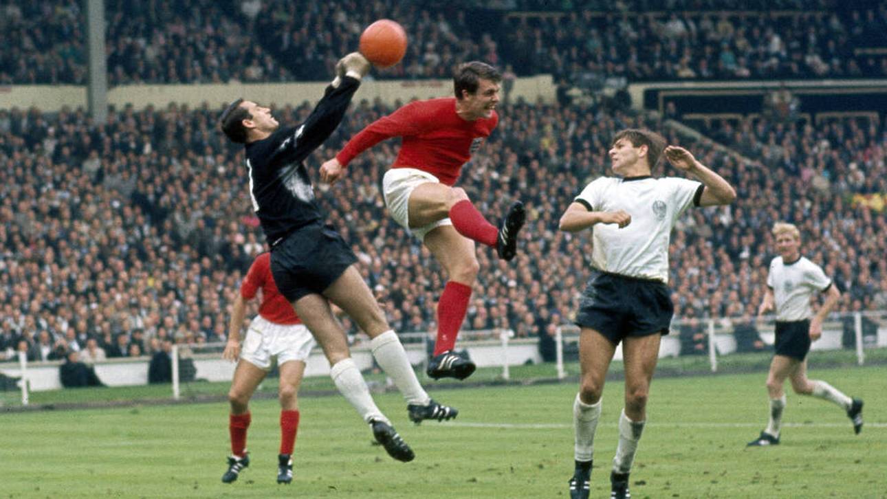 Hans Tilkowski (l.) wurde mit Deutschland Vizeweltmeister
