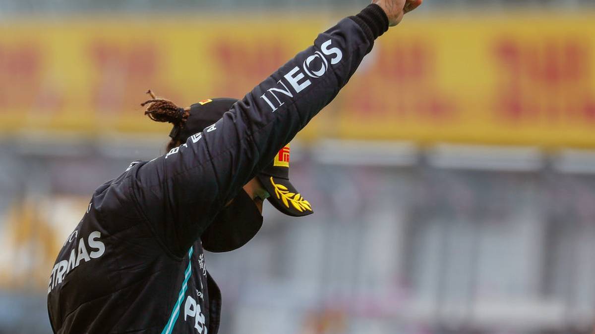 2020: Als einziger dunkelhäutiger Fahrer im Feld führt Hamilton die "Black-Lives-Matter"-Bewegung an. Per Kniefall und erhobener Faust setzt er ein Zeichen gegen Polizeigewalt und die systematische Diskriminierung von Schwarzen in den USA. Die Saison dominiert er derweil nach Belieben 