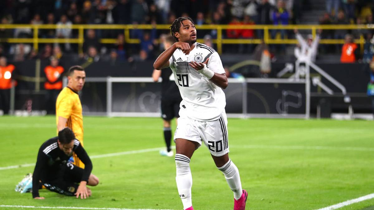 PLATZ 7 - SERGE GNABRY ist mit acht Toren in sieben EM-Quali-Spielen der treffsicherste deutsche Spieler. Traf insgesamt 13 Mal in 13 Partien für die DFB-Elf - nur Gerd Müller war erfolgreicher! Am letzten Spieltag der Gruppenphase schnürte er einen Dreierpack beim 6:1-Sieg gegen Nordirland