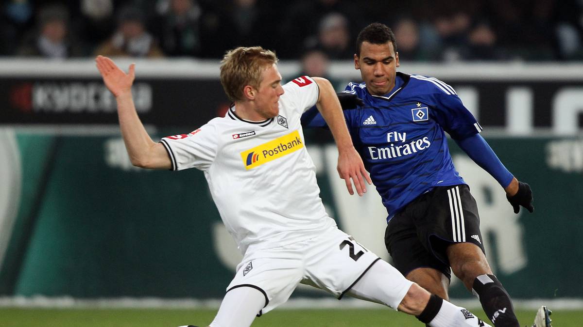 Vermutlich wird man Kindern anhand dieser Story noch in 20 Jahren erzählen, wie rückständig die Menschheit und wie skurril die Kommunikationsmethoden im Jahr 2011 noch waren. Ein Evergreen ist diese Transferpanne schon heute: Anfang 2011 wollte der 1. FC Köln unbedingt Nachwuchsstürmer Eric-Maxim Choupo-Moting vom HSV ausleihen Nach langem Hin und Her einigten sich die Vereine am letzten Tag der Transferperiode über den Wechsel. Choup-Motings Vater Just schickte den fertigen Arbeitsvertrag um 17.49 Uhr zum FC. Das Fax ging aber nicht durch, erst um 18 Uhr hatte Köln das Papier. Um 18.06 Uhr schickten die Kölner das Fax weiter an die DFL, bei der es um 18.13 Uhr eintraf. 13 Minuten zu spät. Der Wechsel platzte...