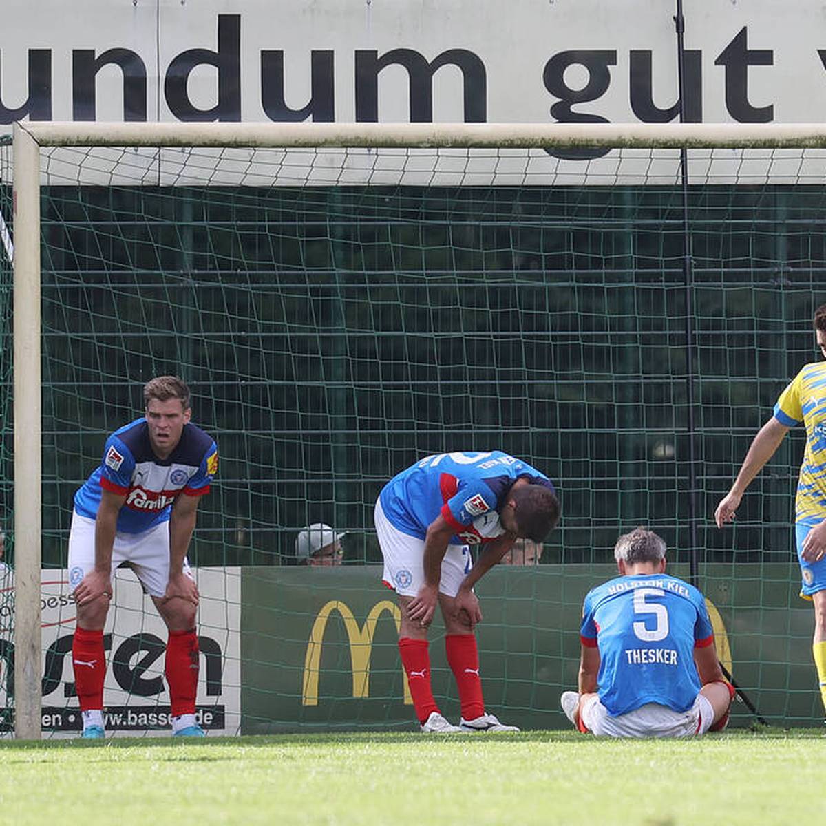 Fußball-Zweitligist Holstein Kiel hat im Testspiel-Duell mit dem Liga-Konkurrenten Eintracht Braunschweig eine herbe Pleite kassiert.