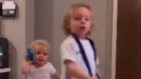 Die beiden Kinder des 29-Jährigen Außenverteidigers Lucas Digne feiern und tanzen ausgelassen, nachdem ihr Papa nicht in den Kader der französischen Nationalmannschaft für die WM in Katar berufen wurde. 