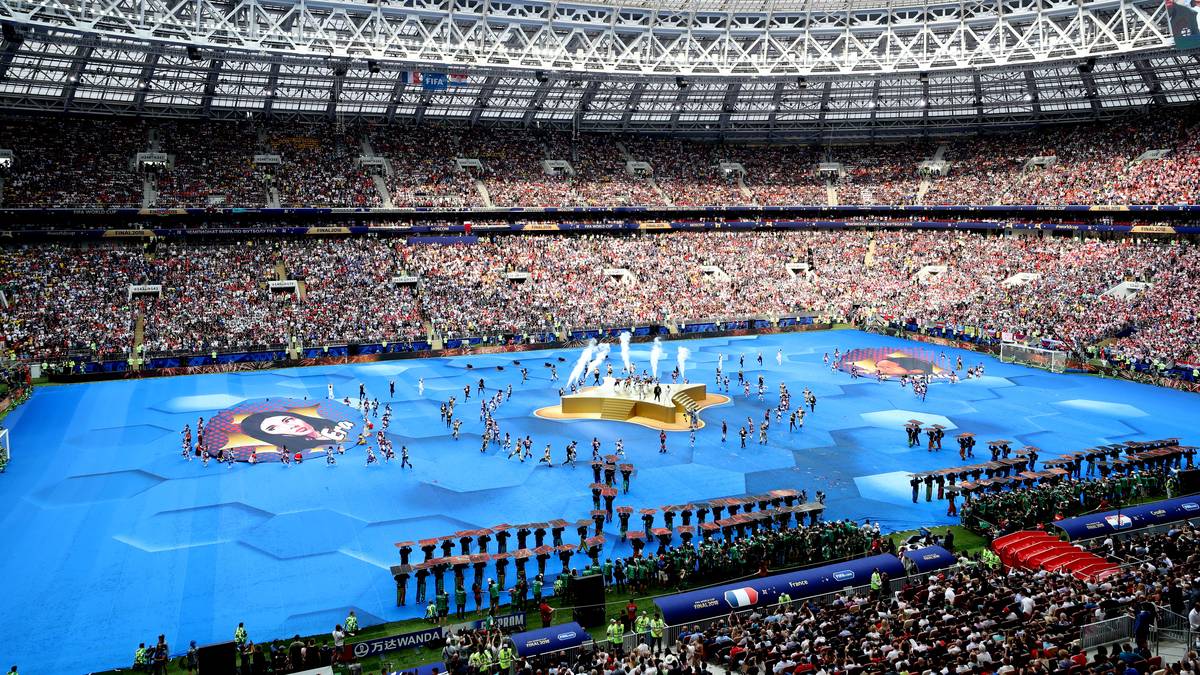 Was wäre ein WM-Finale ohne Abschlussshow? Auch bei diesem Endspiel hat sich dei FIFA etwas einfallen lassen. So ist der ganze Platz mit der Choreo bedeckt inklusive sternförmiger Bühne in der Mitte des Spielfelds