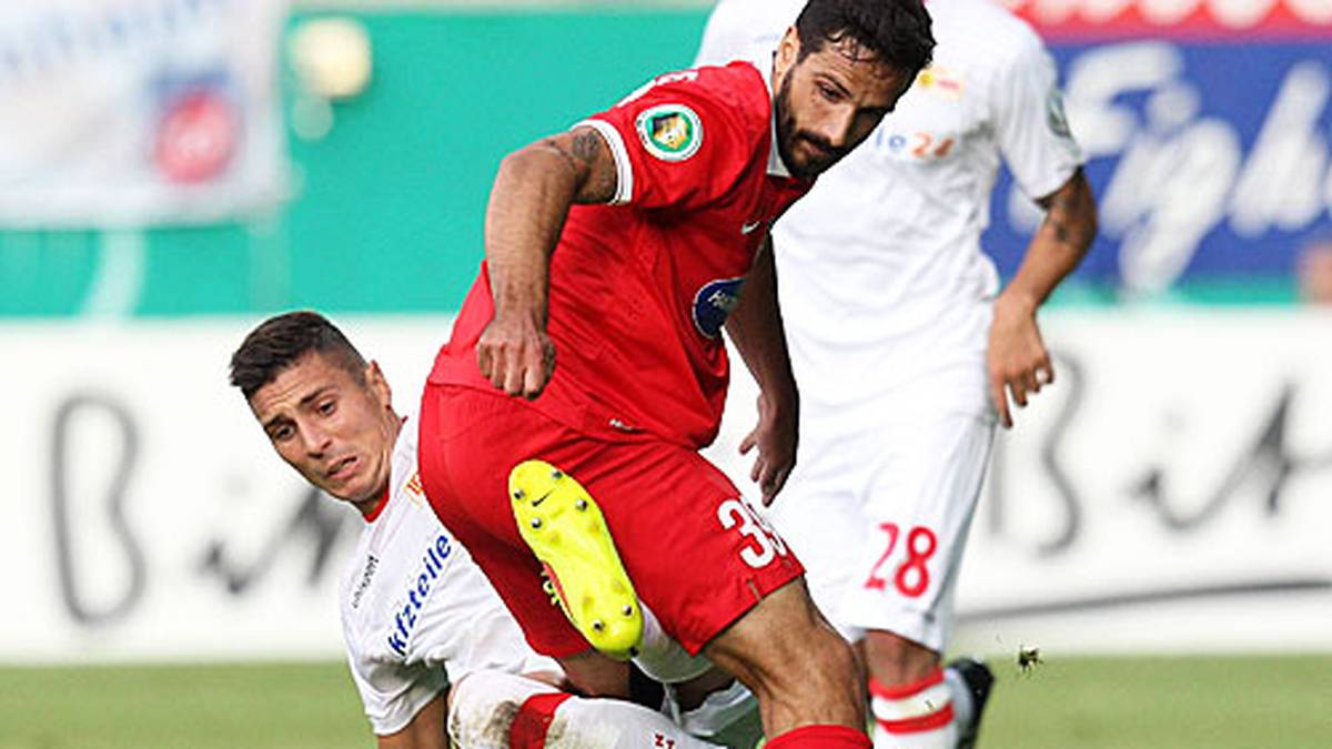 Damir Kreilach von Union Berlin bewegt sich dabei mit seiner Beinschere an der Grenze des Erlaubten