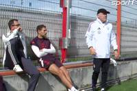 Hermann Gerland, langjähriger Co-Trainer des FC Bayern, überraschte das Team, als er das Kopfball-Pendel am Trainingsplatz an der Säbener Straße anbrachte. Zwei Bayern-Stars hatten dabei besonders Spaß.