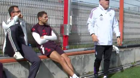 Hermann Gerland, langjähriger Co-Trainer des FC Bayern, überraschte das Team, als er das Kopfball-Pendel am Trainingsplatz an der Säbener Straße anbrachte. Zwei Bayern-Stars hatten dabei besonders Spaß.