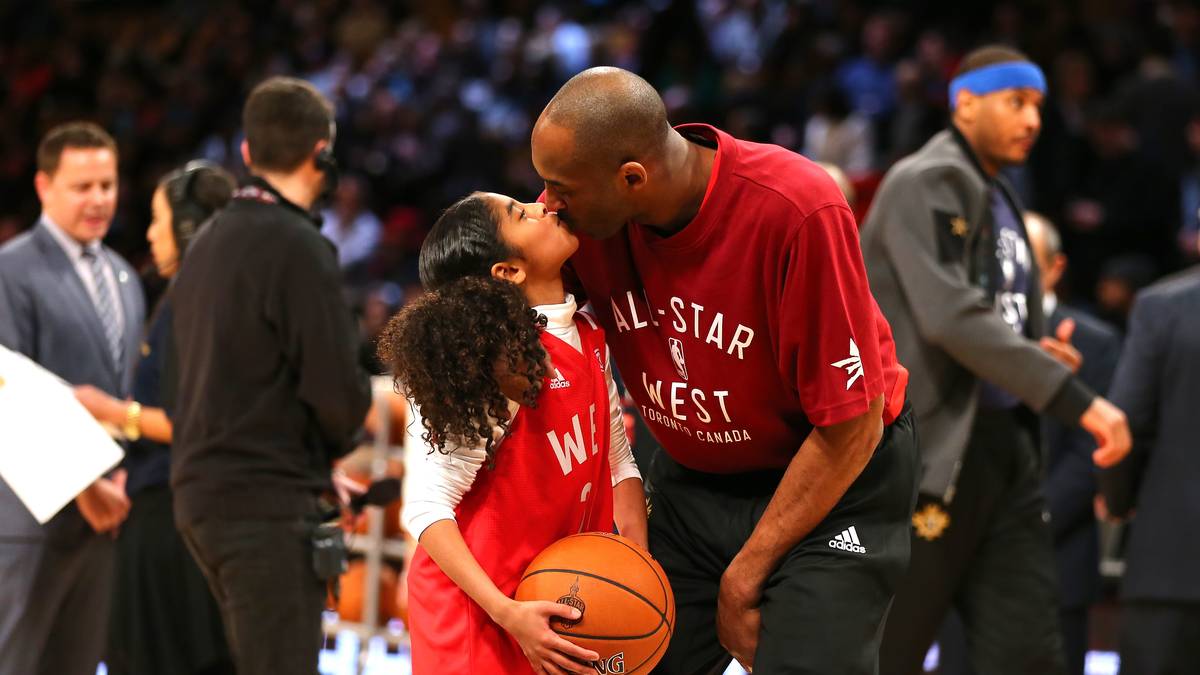 Für Kobe gibt es vor dem Tip-Off noch ein Küsschen von Töchterchen Gianna Bryant 