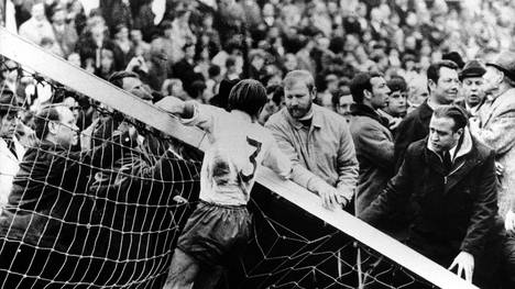 Am 3. April 1971 brach auf dem Mönchengladbacher Bökelberg im Spiel gegen Werder Bremen ein Pfosten. Das kostete die Borussia beinahe den Titel