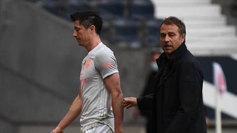 Hansi Flick hat sich zur Verletzung von Robert Lewandowski geäußert – und angedeutet, dass der Pole die Zwangspause vorerst machtlos über sich ergehen lassen muss. 