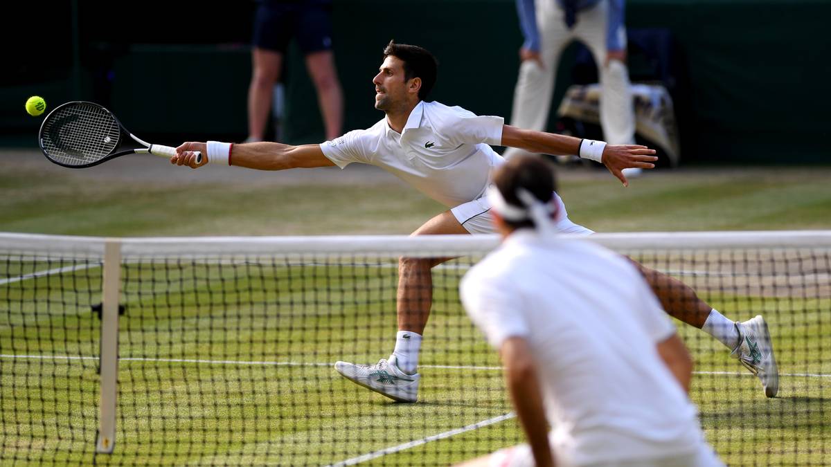 Die beiden Finalisten schenken sich nichts. Das Spiel wird zum längsten Wimbledon-Finale aller Zeiten. Es geht in den Tie-Break des fünften Satzes