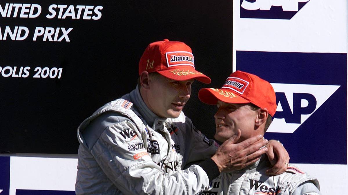 1998: Nach diversen Regeländerungen dominiert Häkkinen. Nach acht Saisonsiegen wird er Weltmeister vor Michael Schumacher. Da auch Coulthard fleißig punktet und neun Mal auf das Podest (ein Sieg) fährt, steht am Ende auch Platz eins in der Konstrukteurswertung für McLaren-Mercedes