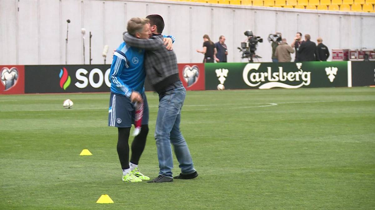 ...mit einer freundschaftlichen Umarmung