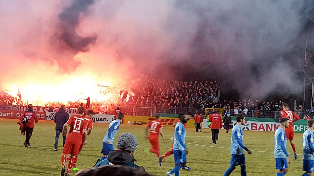 In Walldorf packen die zahlreich mitgereisten Arminen beim Regionalligisten FC Astoria ihr mitgebrachtes Feuerwerk aus. Die erste Halbzeit verläuft allerdings weniger heiß: 0:0 heißt es zur Pause