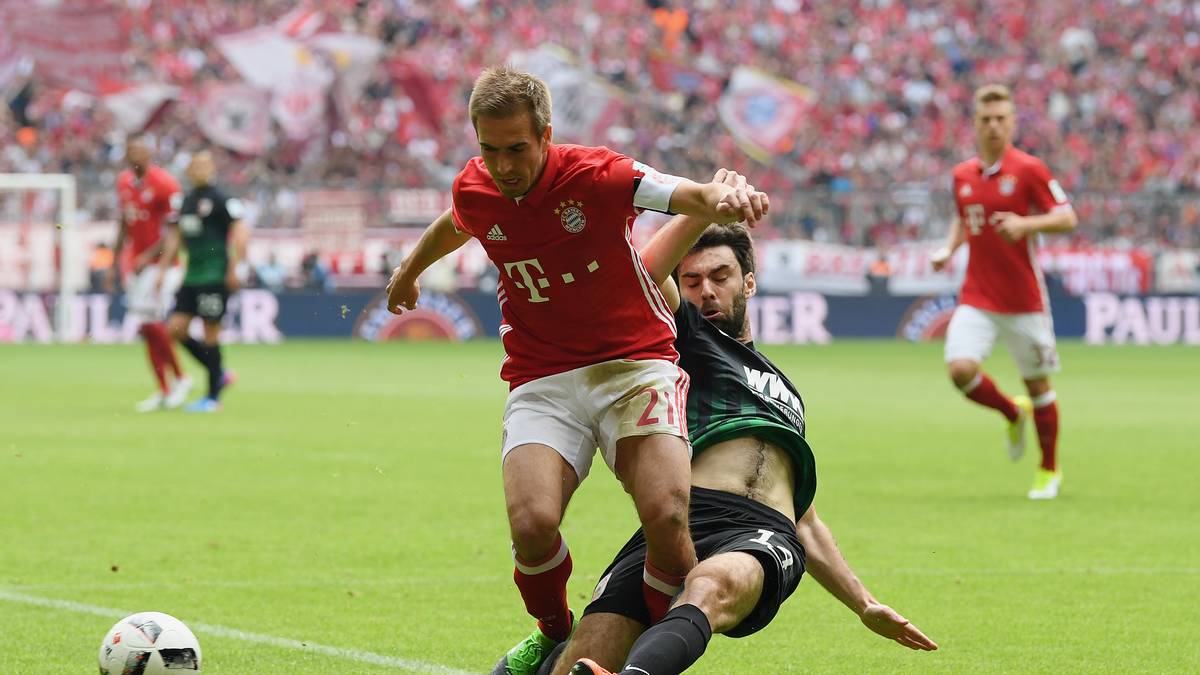 Das Spiel in München ist von Beginn an eine recht einseitige Angelegenheit. Die Bayern machen Druck, der FCA steht nur hinten drin