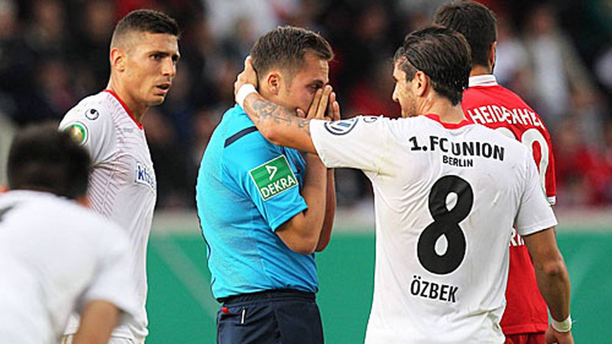 Auch Schiedsrichter Robert Hartmann muss einstecken. Er bekommt einen Ball ins Gesicht. Das Spiel entscheidet Heidenheim mit 2:1 für sich