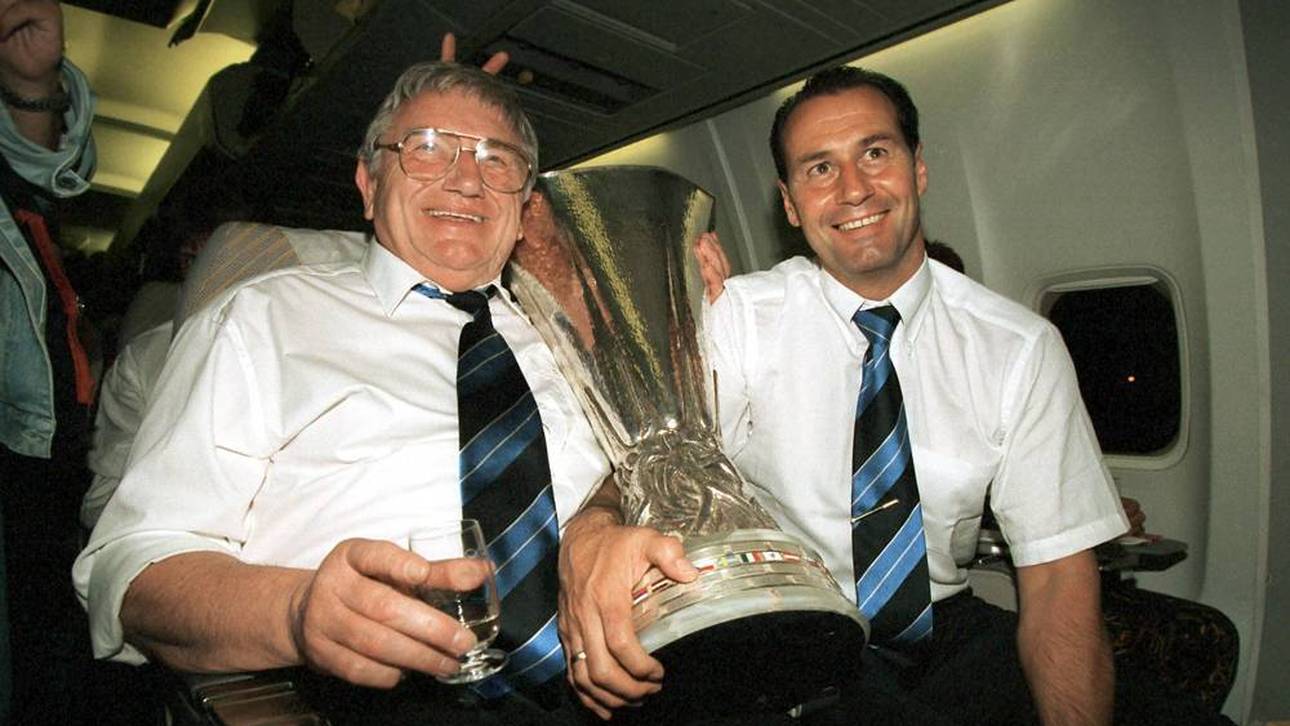 Charly Neumann (li.) und Trainer Huub Stevens (beide Schalke) mit dem UEFA-Pokal im Flugzeug