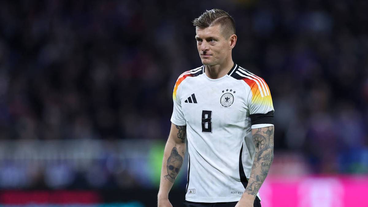 Deutschland (Heim) - Ausrüster: Adidas - Diese Trikotfarbe kennt Real-Star Toni Kroos natürlich ganz genau. Der Rückkehrer tritt mit Deutschland in weißen Heimtrikots an.  