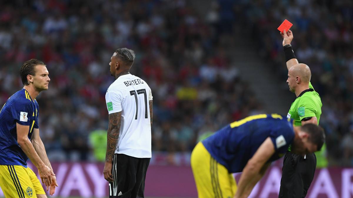 THE GUARDIAN: "In einer wilden Nacht haben die Deutschen erneut ihre defensiven Schwächen gezeigt. Die Gelb-Rote Karte von Boateng war ein eklatantes Beispiel für ihre Disziplinlosigkeit."