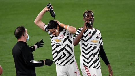 Edinson Cavani (l., mit Paul Pogba) verlängert seinen Vertrag bei ManUnited