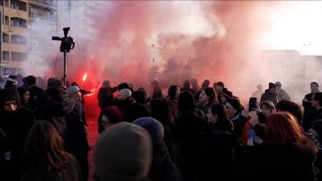 Am ersten Tag der Olympischen Winterspiele kam es zu einem Protestzug im Austragungsort Mailand. Dabei kam es zu einer Auseinandersetzung zwischen einer Gruppe Demonstranten und der Polizei. 