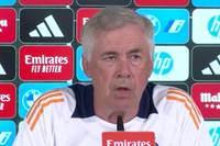 Trotz Mbappés Torflaute zeigt sich Real Madrids Trainer Ancelotti gelassen. Er lobt Mbappés Fortschritte und sieht keinen Grund zur Sorge. Auch Vinicius Junior ist im Fokus.