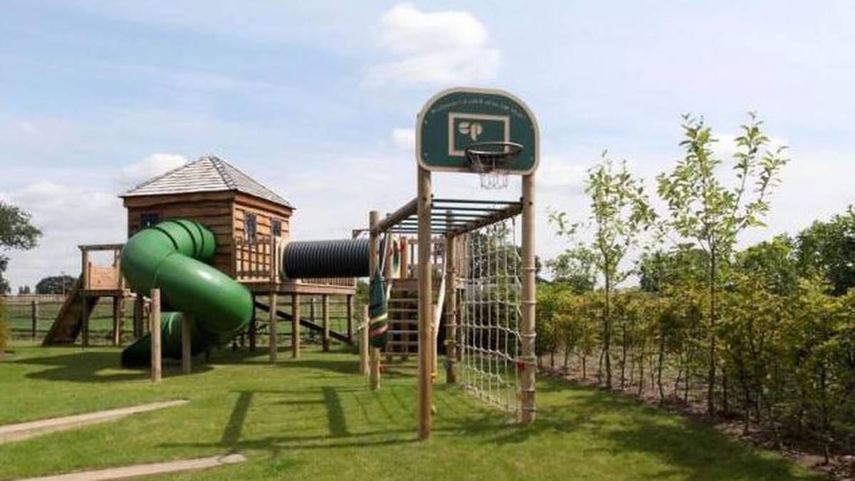 Einen Spielplatz für die Kinder gibt es natürlich auch