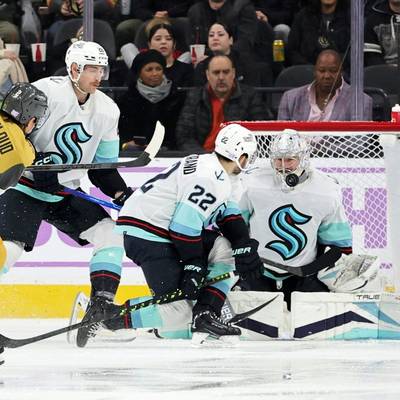 Eishockey-Nationaltorwart Philipp Grubauer saß beim 5:4 seiner Seattle Kraken in der NHL bei den Anaheim Ducks als Backup-Goalie auf der Bank.