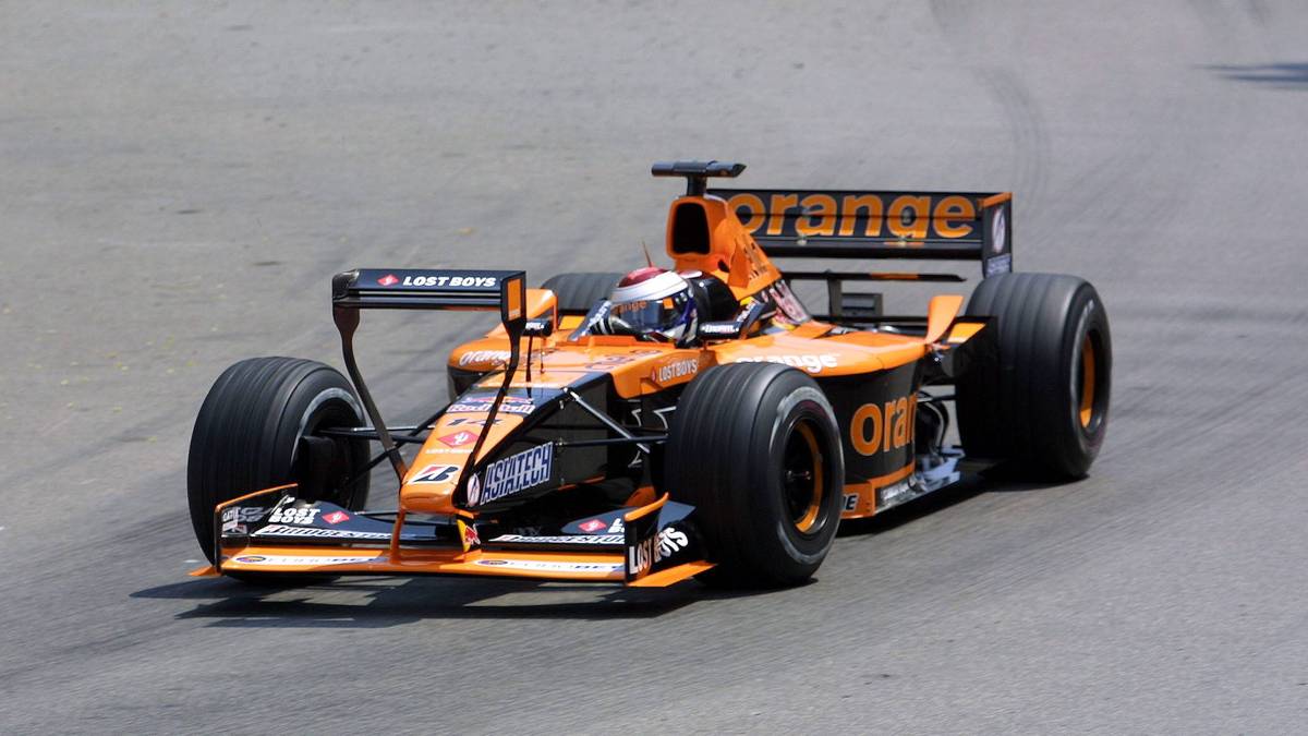 Zu den verrücktesten Ideen in der Formel 1 zählt dieser Nasenflügel bei Arrows. Nach ein paar Trainingsrunden kommt man aber wieder zur Besinnung und baut das schräge Teil ab