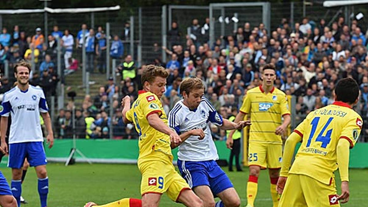 Die Hoffenheimer veranstalten ein Scheißenschießen aufs Uhlehorster Tor, besonders Stürmer Sven Schipplock ist in Trefferlaune: Er schlägt fünfmal zu und schafft dabei auch einen echten Hattrick