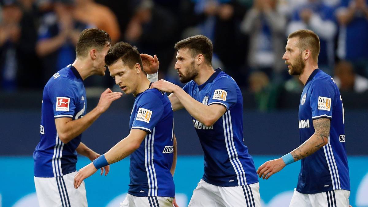 Den fälligen Elfer versenkt Daniel Caligiuri (2.v.r.) - gleichzeitig der Endstand