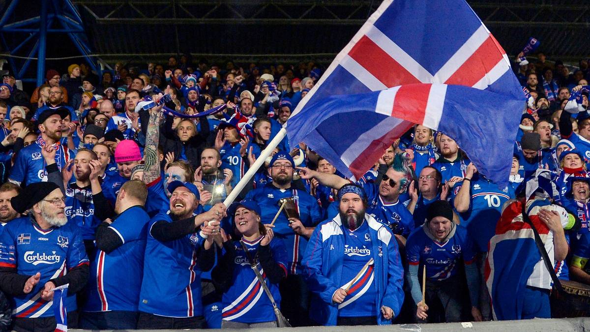 PLATZ 5 - ISLAND: Mit 3,47 Prozent der bislang verkauften Fahnen schafft es WM-Neuling Island tatsächlich in die Top 5 - auch zum Erstaunen der Flaggen-Experten