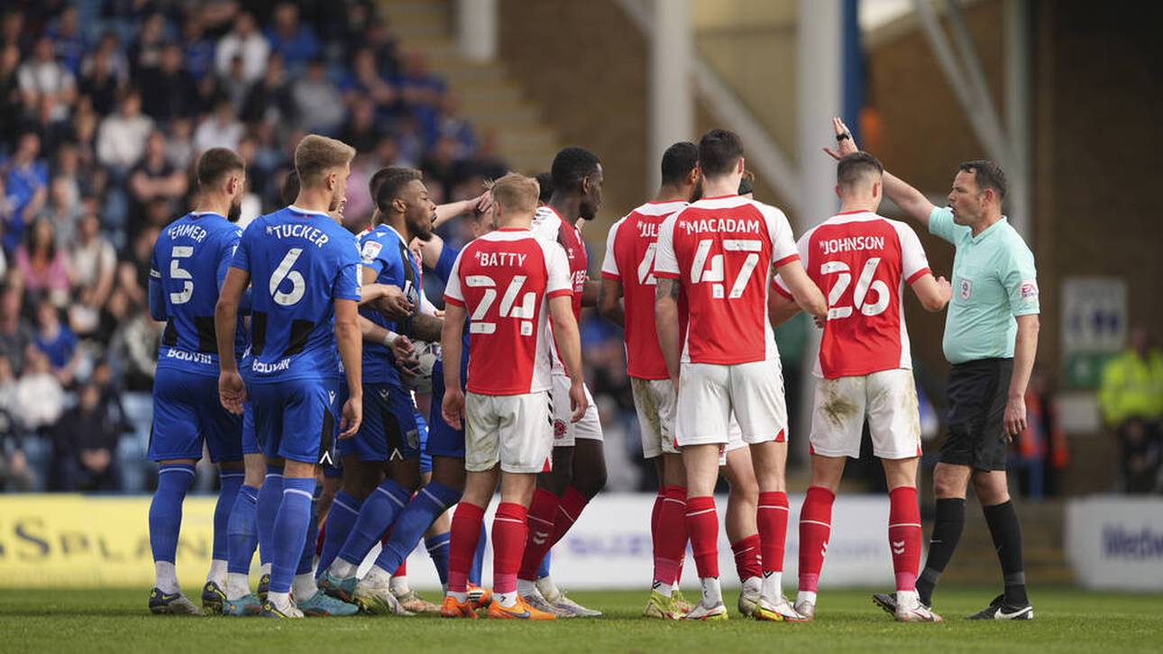 Kurios! Doppel-Rot in einer Aktion