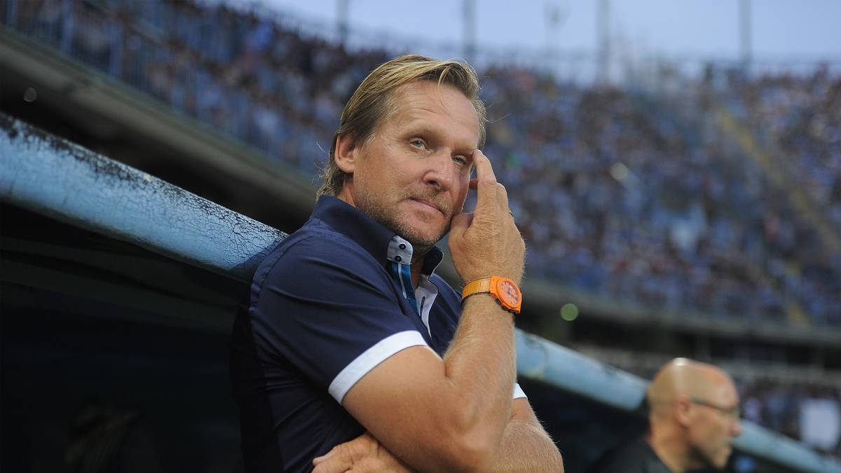 BERND SCHUSTER: Auch der "Blonde Engel" sucht sein Glück im Reich der Mitte, wo er seit März 2018 Dalian Yifang trainiert
