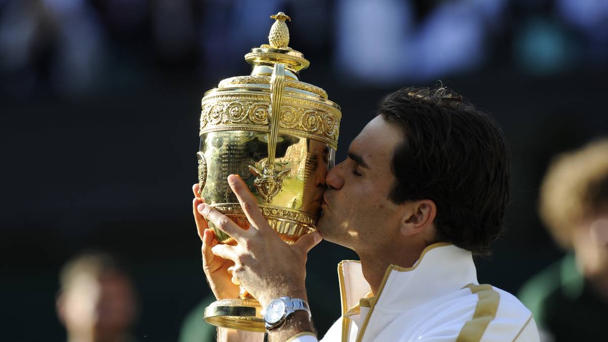 Switzerland's Roger Federer kisses the t