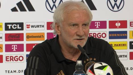 DFB-Sportdirektor Rudi Völler spricht über Hansi Flick, der kurz davor steht, neuer Trainer des FC Barcelona zu werden. Völler würde sich demnach für Flick freuen.