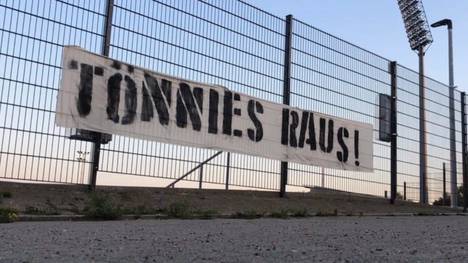 Der Unmut gegen Clemens Tönnies wächst auf Schalke. Die Fans der Königsblauen haben sich nun mit deutlichen Plakaten dazu geäußert. 