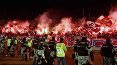 Fans von Roter Stern Belgrad veranstalten ein Feuerwerk - Köln Belgrad Europa League