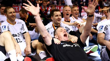 Alfred Gislason genoss den Triumph im EHF-Cup im Kreise seiner Mannschaft