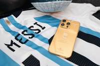 Lionel Messi hat seinen Mitspielern und dem Trainerstab goldene Handys geschenkt. Ein Zeichen seiner Dankbarkeit für den Gewinn der Weltmeisterschaft.