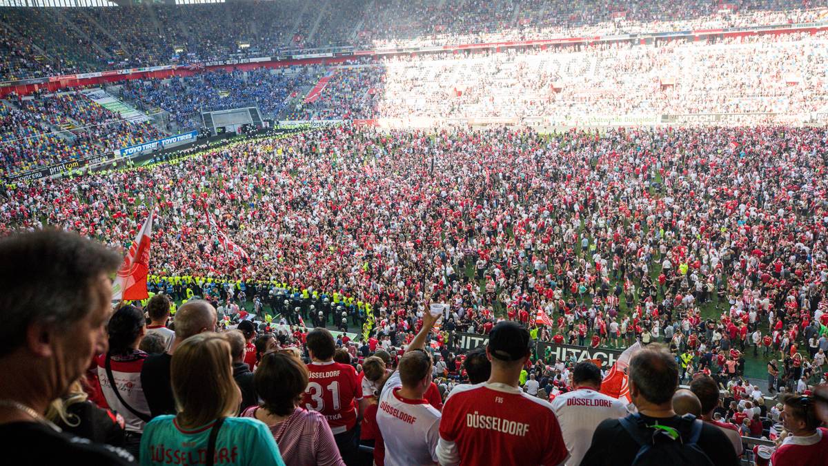 Die Fans lassen sich die Party davon nicht vermiesen, nach dem Schlusspfiff stürmen zahllose Zuschauer den Rasen der Arena